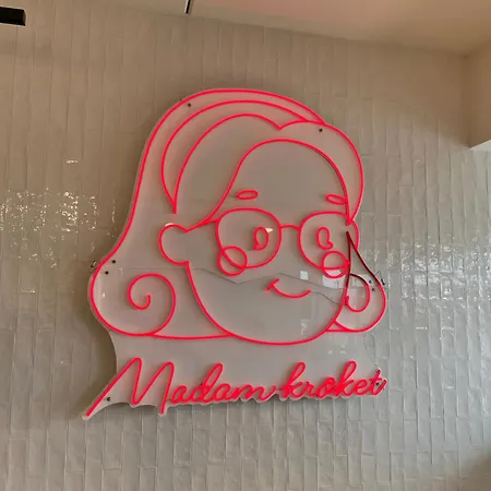 Center Yellow Apartman